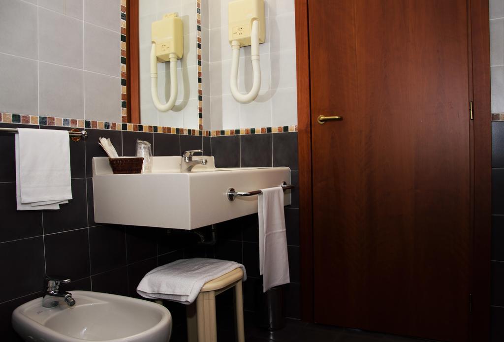 Hotel Visconti Мелцо Екстериор снимка